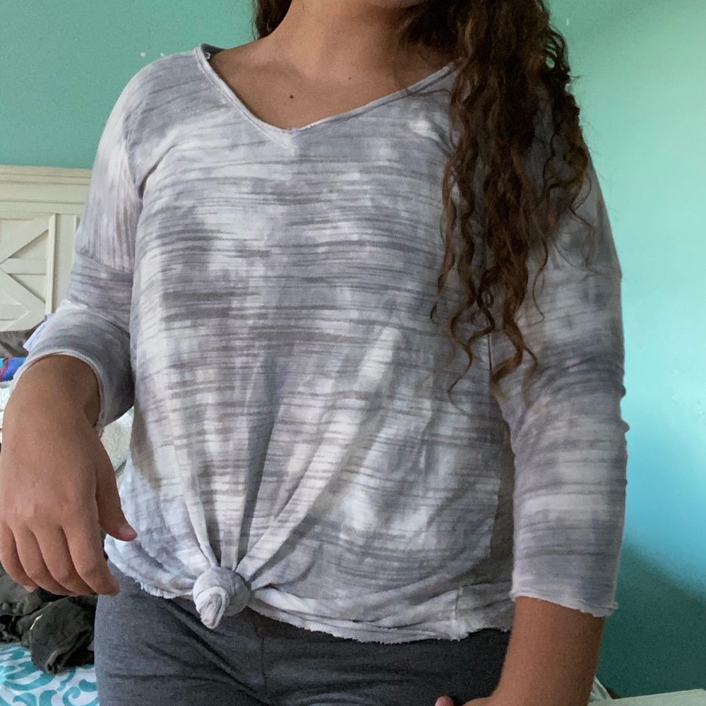 -quarter length tie grey and white top